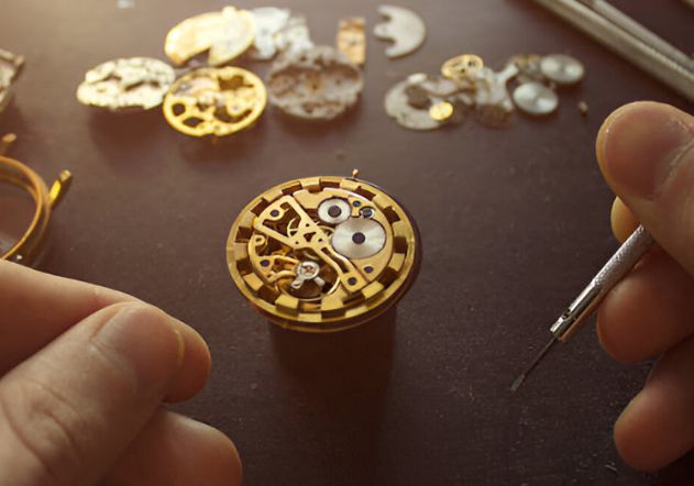 hombre fabricando un reloj